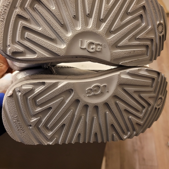 Uggs - Picture 2 of 5